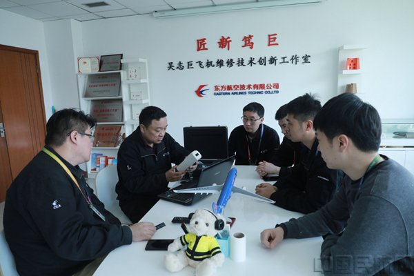 吴志巨（左二）在工作室与同事交流（本文图片均由东航提供）