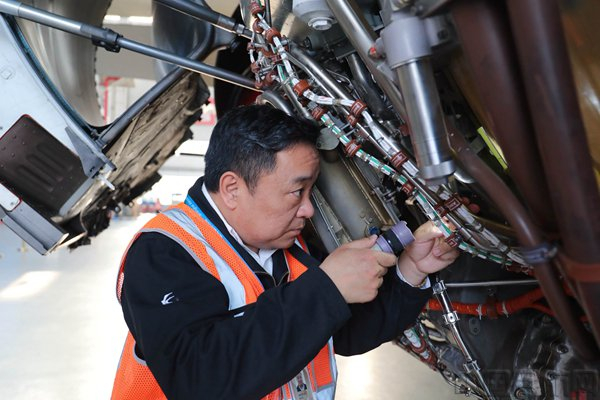 工作中的吴志巨