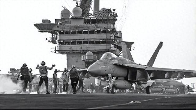 4月1日,一架F/A-18E“超级大黄蜂”战斗机在“杜鲁门”号航空母舰上准备起飞。(图源:美国海军)