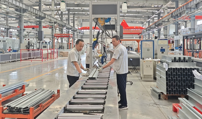 高端智能母线槽生产线。