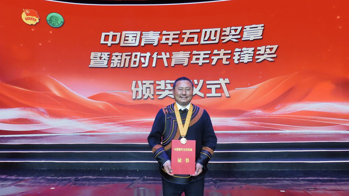 颁奖仪式现场的洛古有格。