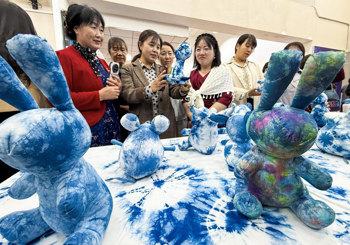 一个个做工精美、形态各异的十二生肖布偶展现在人们面前。