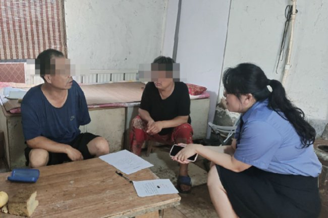 2024年9月，承办检察官到当事人家中实地走访，补充完善相关证据。（资料图片）