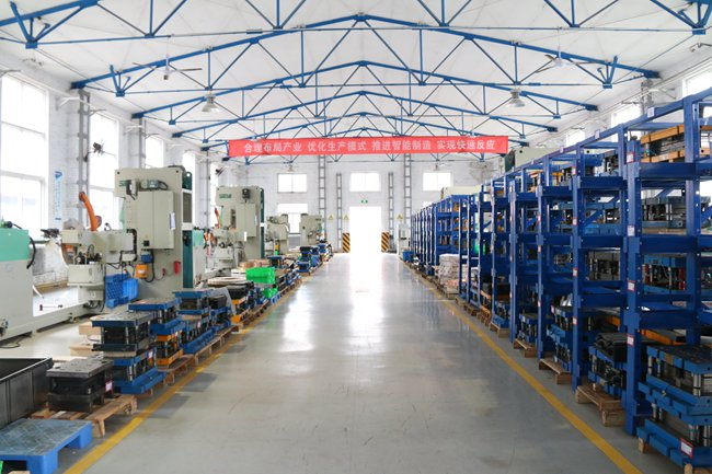 二一三公司金属件分厂精密设备与规整货架有序排列。