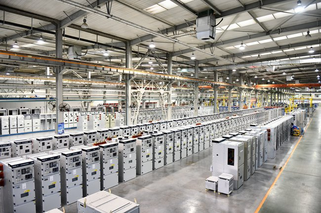 长开公司中压开关柜生产现场。