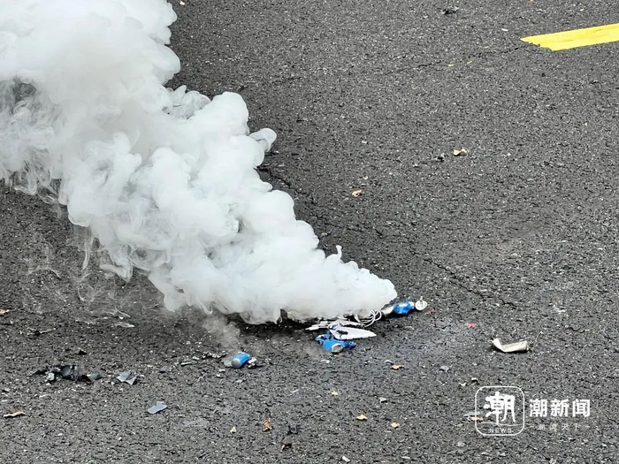 锂电池被挤压破坏时冒烟。