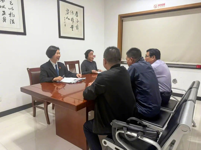 图为示范调解后，职工们来到法院，在江苏省东台市人民法院法官王元元（左一）的主持下，现场签字确认。朱婷婷 摄