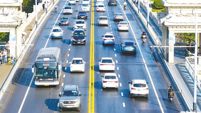 4月28日，武汉长江大桥上，双向车道划线增设专门的非机动车道。 （湖北日报全媒记者 何宇欣 摄）