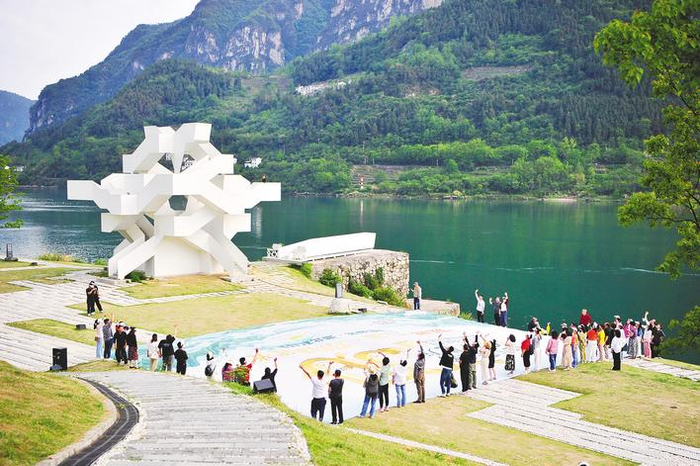 4月27日，游客在宜昌市夷陵区莲沱畔公园里打卡拍照，享受春日峡江美景。（湖北日报通讯员 张国荣 摄）