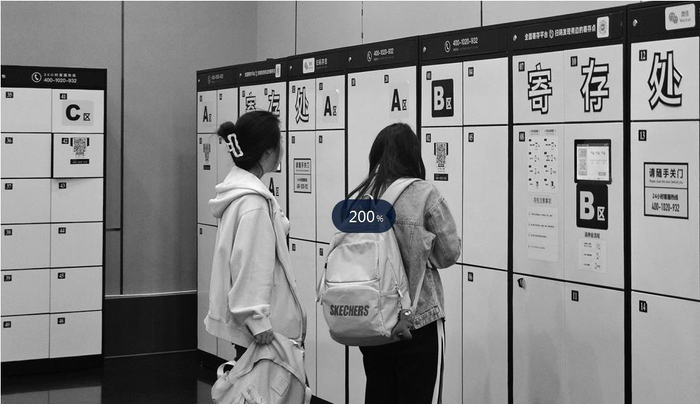         两位女子在沈阳博物馆自助寄存柜前查看操作流程。本报记者 吴章杰 摄