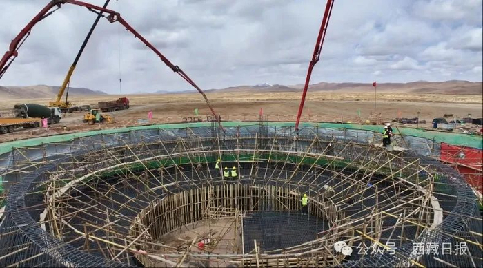 图为熔盐塔式光热项目作业现场。（安多县委宣传部提供）