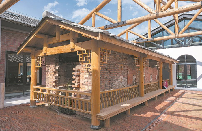 老窑炉被保护起来，留下历史痕迹。