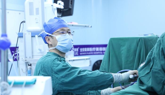 图:北京美莱整形美容中心技术院长于双全实操腋窝内窥镜隆乳术应用技术转播