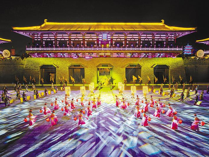 襄阳盛世唐城景区正在联排全景秀夜游项目《大唐倚梦》。 （湖北日报通讯员 张莹 摄）