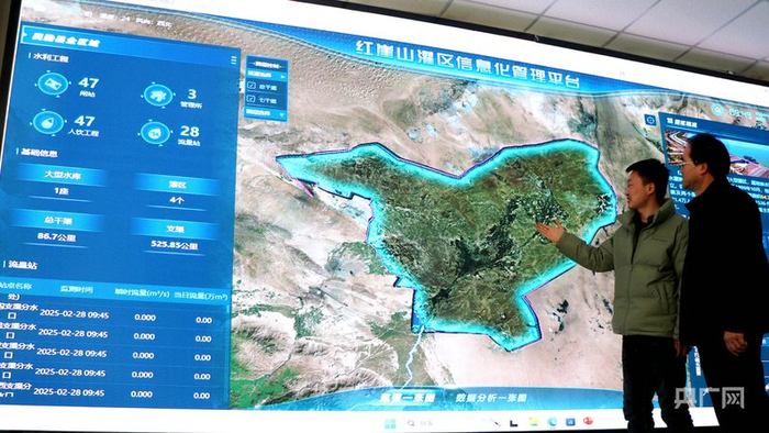 民勤县水务工作人民介绍水资源远程在线管理系统（央广网发  马爱彬  摄）