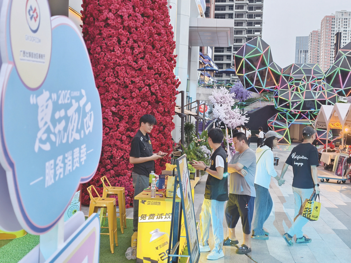     活动现场设置了展销区，提供消费场景。 本报记者 宋延康 摄