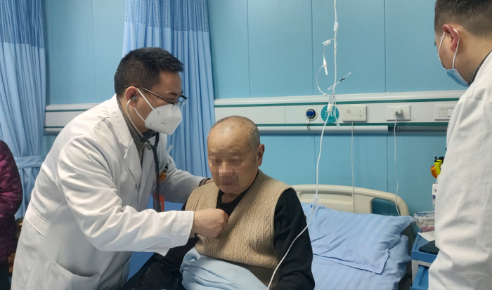 （左一 谢祥波主任）