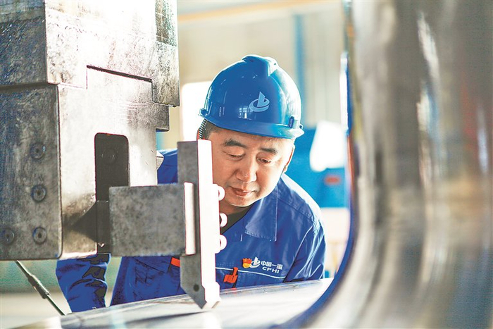 桂玉松，一重集团（黑龙江）重工有限公司轧电制造厂车工，首席技师。