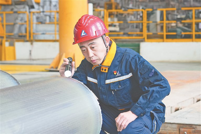 贾春成，东北轻合金有限责任公司首席技师。