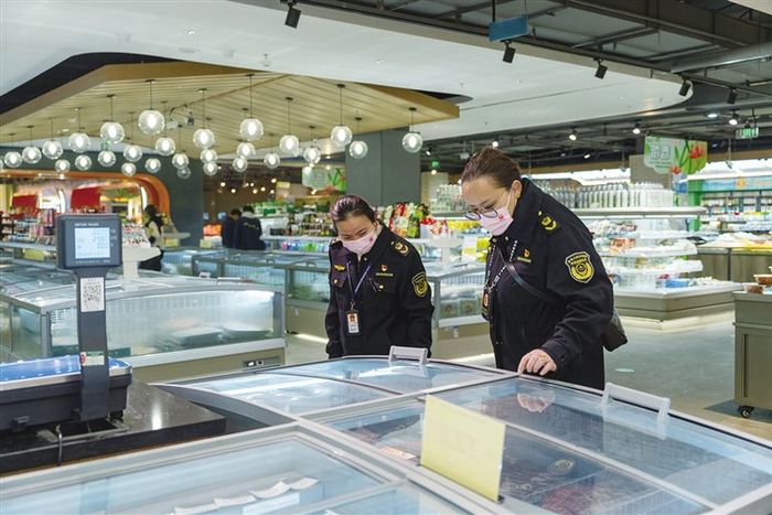 执法人员正在开展检查。