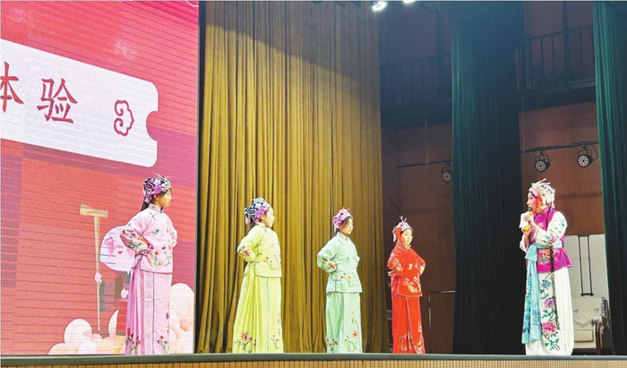         活动现场，部分学生走上舞台，体验京剧表演艺术的魅力。本报记者  谭硕 摄