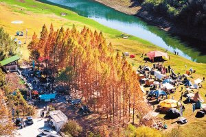 　　▲游客在安吉夏阳村的露营地里休闲游玩。