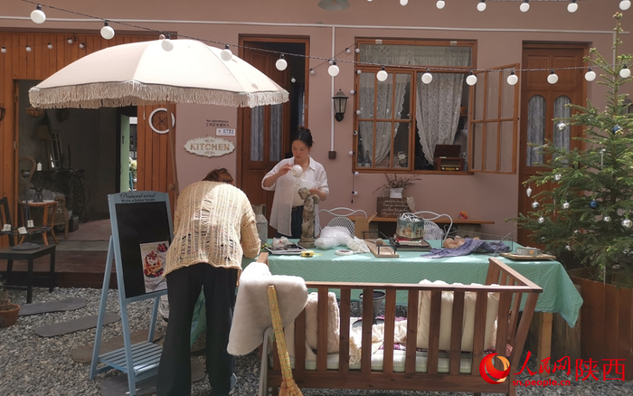 在西安市长安区黄良新村里的“饰品屋”，两个年轻人正在设计手作饰品。人民网 王丽摄