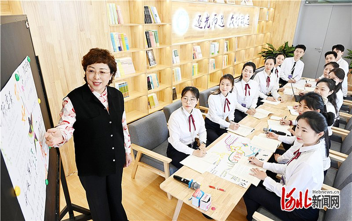 4月25日，雄安容和金源小学校长陈晓辉与老师们在学校进行教学研讨。 河北日报记者 刘光昱摄