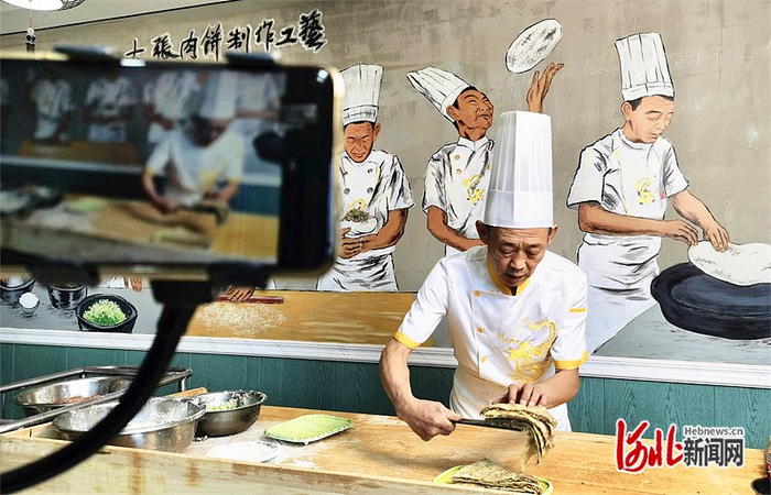 4月24日，张井林通过网络直播间介绍香河肉饼制作技艺。河北日报记者 刘杰摄
