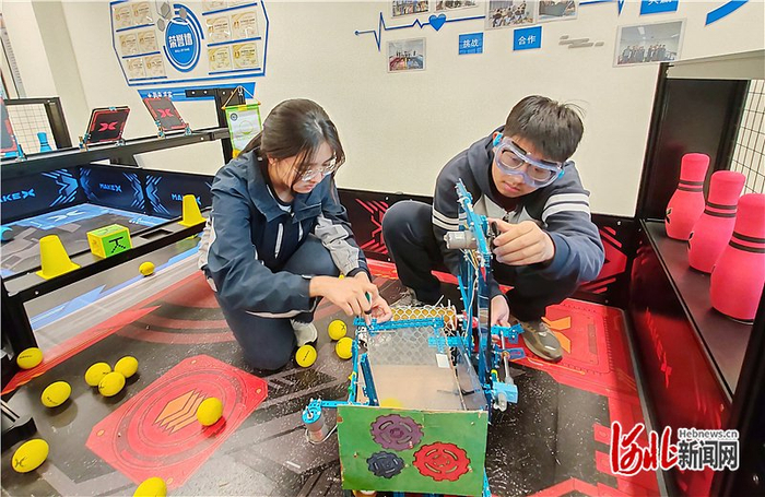 4月14日，雄安容和第一高级中学学生在机器人教室内组装测试机器人。 河北日报记者 康晓博摄