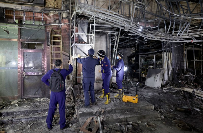 图说：4月29日拍摄的火灾现场。 来源：新华社