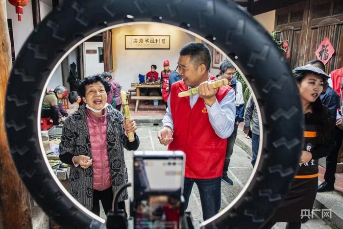 陈水让带着村民一起直播，提升田洋甘蔗知名度（央广网发  田洋村供图）