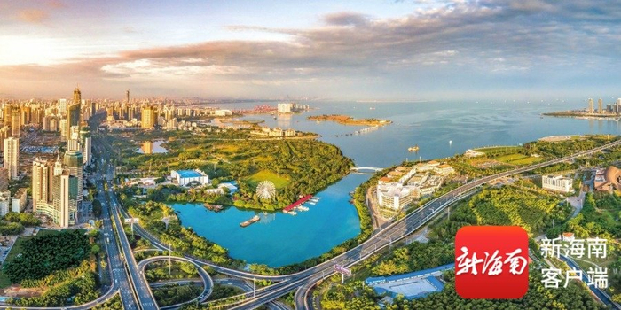 资料图：俯瞰海口湾沿线城市景观。