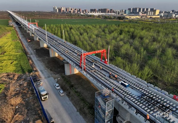 阜淮铁路无砟轨道施工（央广网发  安徽省铁路集团供图）