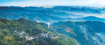 云南省文山壮族苗族自治州西畴县香坪山景区千峰叠翠，美景如画。本报记者 蒋雨师摄