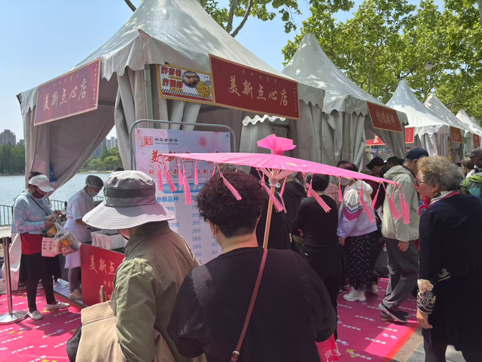 食客闻“香”而来。劳动报记者陆燕婷 摄影