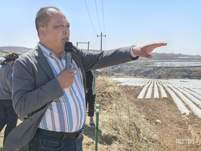 后窑子村党支部书记赵利俊谋划未来发展（央广网记者  邵玉琴  摄）