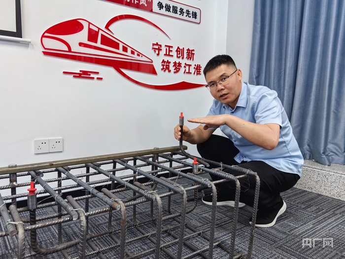 杜传海介绍新型高速铁路梁面预埋套筒定位工装及旋入式橡胶保护盖创新应用（央广网记者  张琳琳  摄）