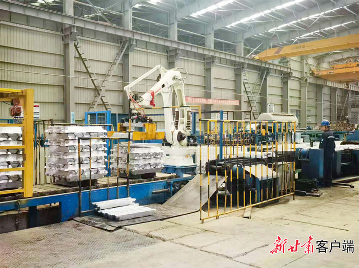 中瑞铝业铝锭生产线上，运行的机械臂自动码放成品。 新甘肃·甘肃日报记者 彭雯 摄