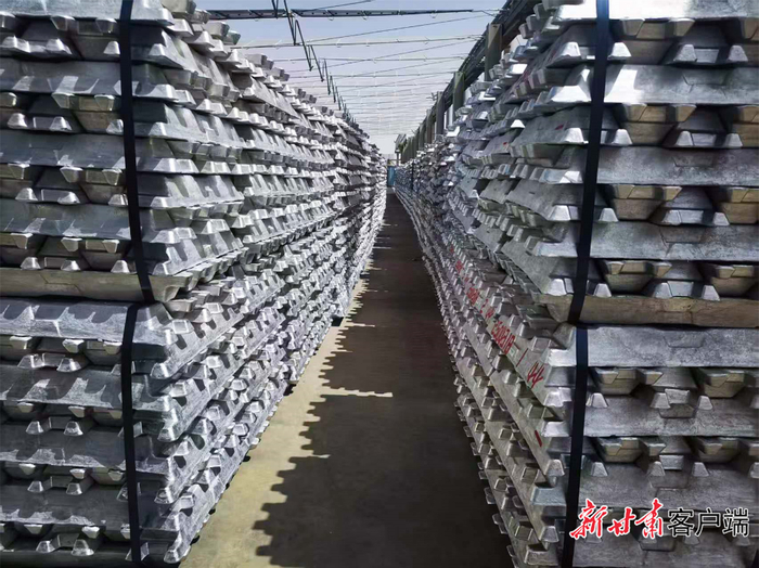 中瑞铝业公司铝锭堆场上等待运往全国各地的产品。 新甘肃·甘肃日报记者 彭雯 摄