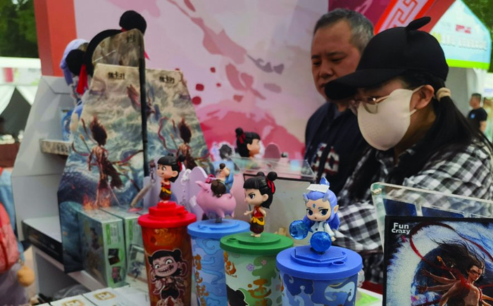 图为北京书市上售卖的动漫周边产品。