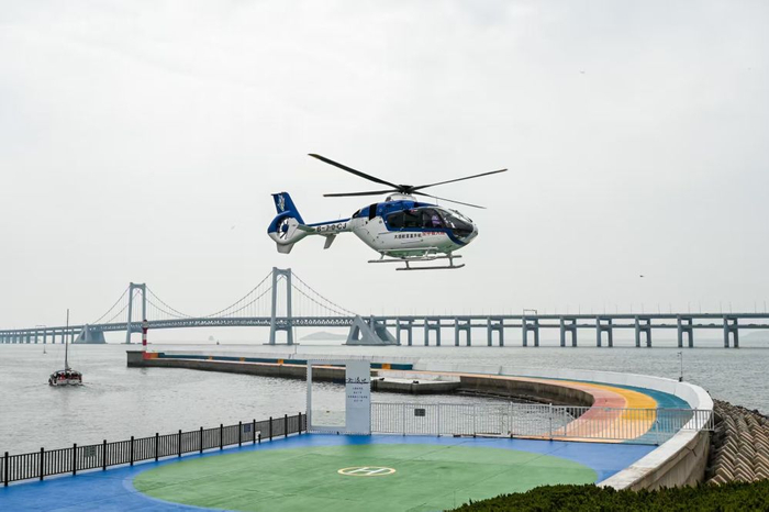 4月26日，“空中看大连”航线开通。新华社发