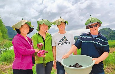 　　莉娅（左二）一家在当地人（左三）带领下体验捞龙虾。　受访者供图