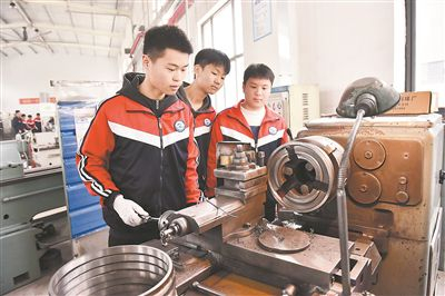 图为在河北省临西县一家企业的生产车间，学生们在操控车床。新华社记者 王晓摄