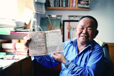 杭万达展示自己的“家庭账本”。 通讯员 韦东宁 南京日报/紫金山新闻记者 刘全民 摄