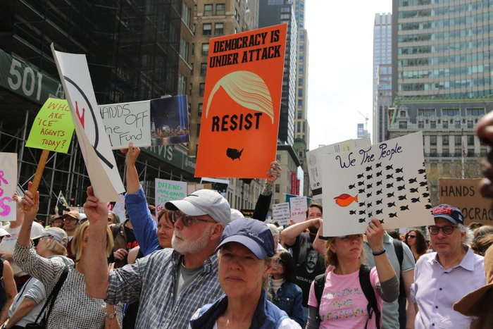 美国多地举行抗议活动，首都华盛顿、纽约、旧金山、波士顿等城市的民众走上街头参加抗议。（新华社记者 刘亚南/摄）