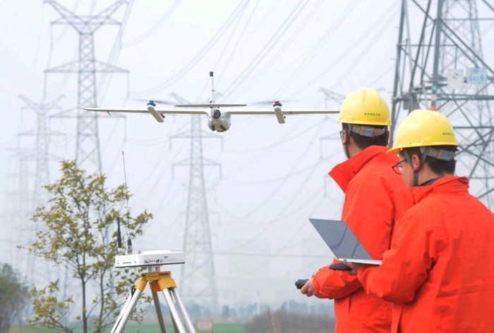 纵横股份的无人机正在进行电力线路巡检。受访者供图