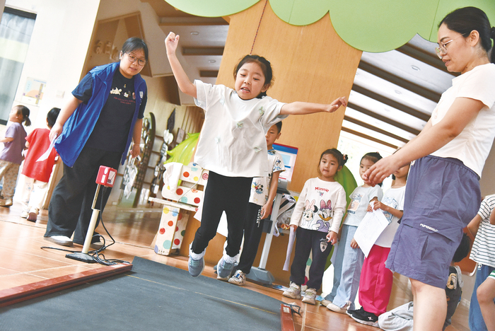     幼儿正在进行立定跳远测试。    本报记者 林显威 摄