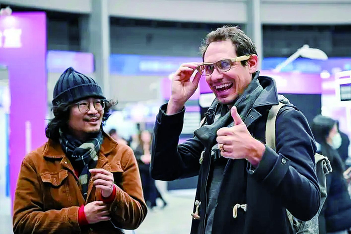     观众在2025全球开发者先锋大会现场体验智能眼镜。新华社发