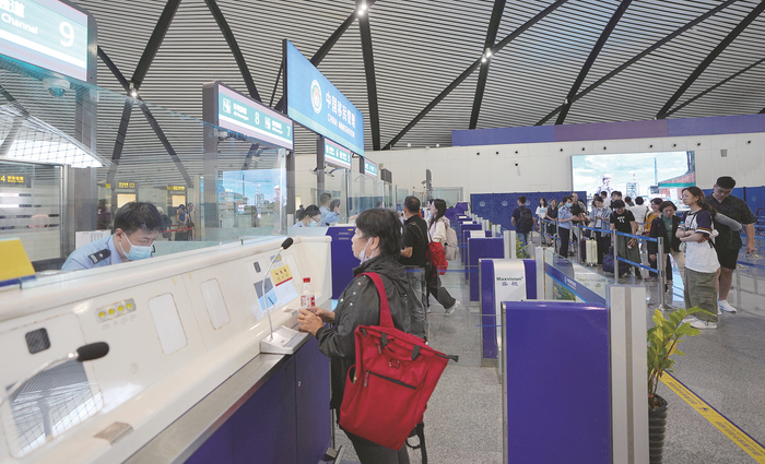     南宁口岸出境大厅，旅客排队候检。    本报通讯员 梁箫 摄